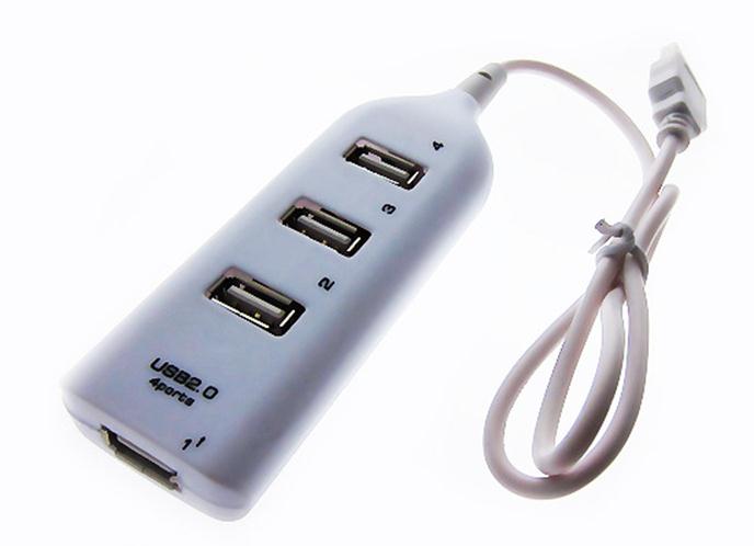 מיקרו-USB מתחבר לגאדג'ט המגע, USB משמאל דרך המתאם מחובר לרשת החשמל, וימין הוא כונן פלאש שהוכנס